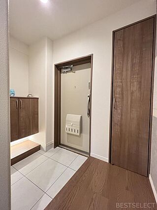 玄関ドアはダブ...