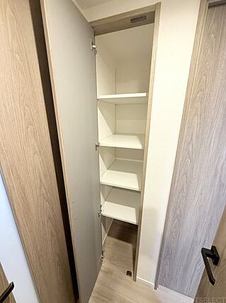 廊下には家族共...