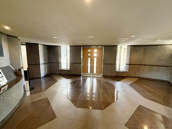 エントランスに...