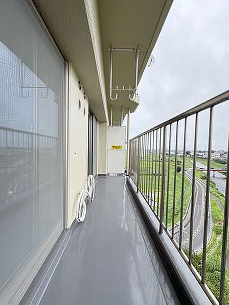 南東向きに配置されたバルコニー。窓から差し込む光で自然と目覚められそうですね。
