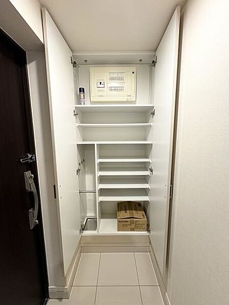 散らかりがちな玄関もスッキリ片付きそうな天井高シューズボックス。