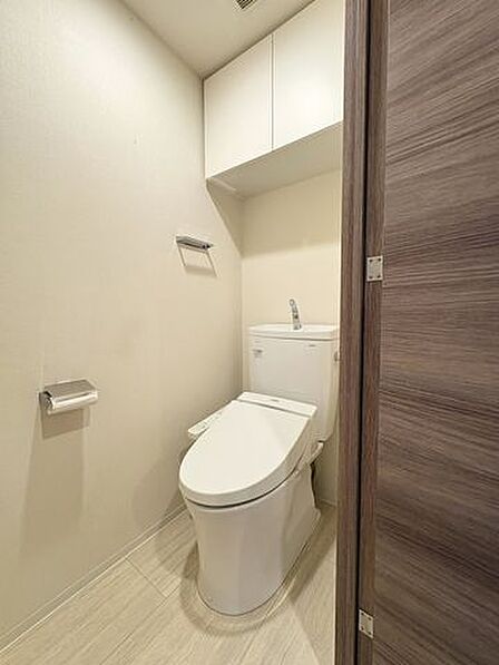 快適な温水洗浄機能付。トイレ周りで利用する小物の収納に嬉しい収納棚付。