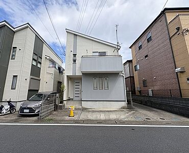 外観：2007年6月築，太陽光発電設備を備えたお住まいです。
