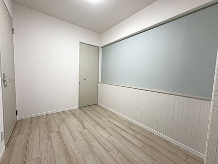 小さめの部屋だからこそ，落ち着いた集中環境をつくりやすく，学習や在宅ワークにもぴったり：サービスルーム約4.4帖