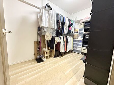 小さめの部屋だからこそ,落ち着いた集中環境をつくりやすく,学習や在宅ワークにもぴったり:洋室約4.3帖