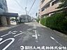 外観：前面道路は幅があるため余裕を持って出庫できます！