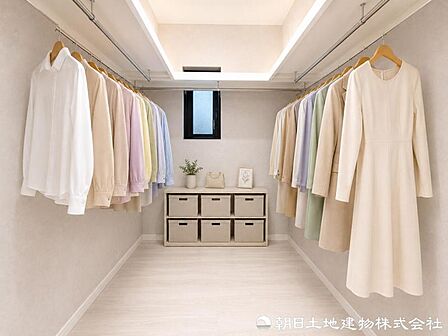 【ウォークインクローゼット】ウォークインクローゼットを備えた住まい。衣類はもちろん季節物や思い出の品もまとめて収納でき、居室空間をすっきり保てます。※家具はAIによるイメージになります