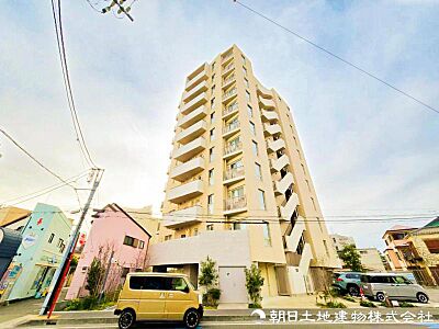 外観：【外観写真】自然の美しさを引き立てる洗練された外観。静かな住宅街に調和する落ち着いた佇まいとなっています。