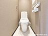 トイレ：清潔感のある落ち着いたトイレ空間。毎日使う場所だからこそ、シンプルで使いやすく、心地よく過ごせるよう整えられています。清潔で快適な毎日をしっかり支える設備です。