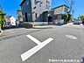 外観：【前面道路】前面道路はゆとりがある為、お車の運転が苦手な方も安心ですね