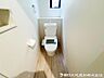 トイレ：清潔感のある落ち着いたトイレ空間。毎日使う場所だからこそ、シンプルで使いやすく、心地よく過ごせるよう整えられています。清潔で快適な毎日をしっかり支える設備です。