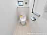 トイレ：清潔感のある落ち着いたトイレ空間。毎日使う場所だからこそ、シンプルで使いやすく、心地よく過ごせるよう整えられています。清潔で快適な毎日をしっかり支える設備です。