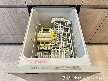 洗浄から乾燥までボタン一つで行える食器洗浄乾燥機を搭載。手洗いの負担を軽減し、食後の時間にゆとりが生まれます。日々の後片付けもスムーズに進められます。