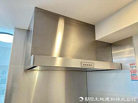 調理中に発生する煙やにおいをしっかり排出するレンジフードを装備。キッチンの空気を快適に保ち、お手入れにも配慮。室内へのにおい残りも抑えられます。