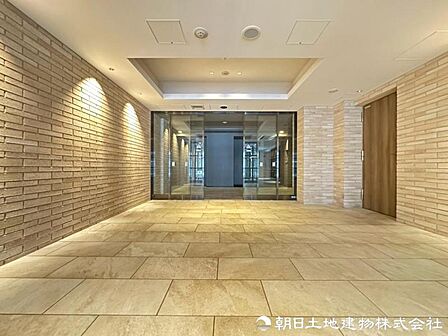 マンションの印象を決めるエントランスは、清潔感があり丁寧に管理された空間。居住者や来訪者を毎日気持ちよく迎えてくれます。管理状態の良さも現地でよく確認できます。