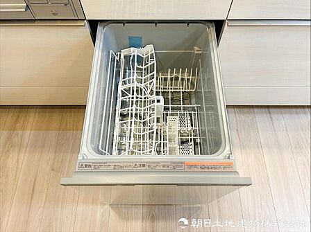 洗浄から乾燥までボタン一つで行える食器洗浄乾燥機を搭載。手洗いの負担を軽減し、食後の時間にゆとりが生まれます。日々の後片付けもスムーズに進められます。