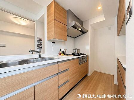小袋の食品や調味料、調理器具まで整理しやすい引き出し収納を備えたキッチン。必要な物をすぐ取り出せ、毎日の家事が快適です。調理中の動作もスムーズで家事が快適です。