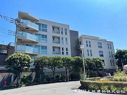 洗練された外観デザインが住む方の個性を映し、時を重ねるほど街並みに馴染む佇まい。末永く愛着を持って暮らせる住まいです。年月を重ねても美しく街に馴染む住まいです。