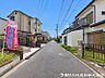 外観：ゆとりある道幅を確保した前面道路で、車同士のすれ違いや駐車時の切り返しもスムーズ。毎日の運転や来客時にも安心できる住環境です。日々の運転や来客時にも安心ですね。