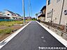 外観：車通りが少なく落ち着いた前面道路。お車の出し入れもしやすく、運転が少し苦手な方や小さなお子様のいるご家庭にも安心感のある住環境です。駐車時の安心感も高まります。