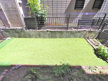 ガーデニングや家庭菜園を楽しめるお庭付きです