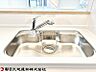 キッチン：水道水と浄水を使い分けられる浄水器内蔵タイプを採用。