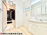 三面鏡付きの洗面化粧台で朝の身だしなみもバッチリですね。
