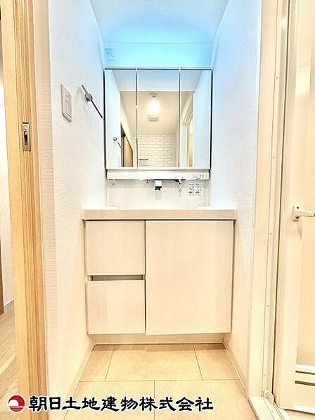 三面鏡付きの洗面化粧台で朝の身だしなみもバッチリですね。
