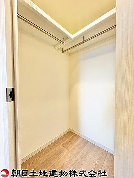二面採光で明るく風通しの良い洋室