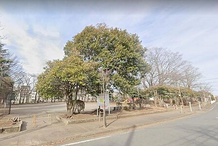 【相武台団地中央公園】 遊具周辺は木々に囲まれてるので夏場なども涼しく遊べてます。機関車型の遊具もあります。