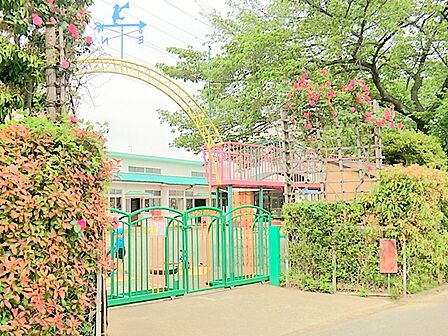【清和幼稚園】　園舎が新しく園庭も広いです。また、少人数で先生が細かく子どもたちを見てくれます。遊びを通して色々なことを学べる園です。