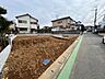 外観：【現地写真】コンビニやスーパー、小学校が徒歩5分圏内。子育て世帯にもおすすめです。