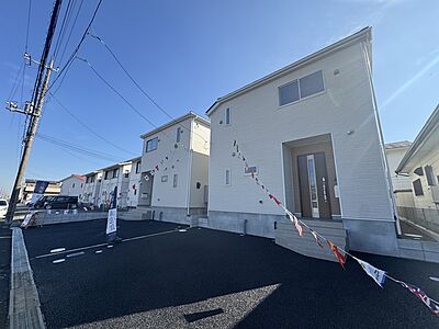 外観：【現地外観】「白金三丁目」バス停が徒歩5分の距離にあります。バス乗車8分で、JR内房線「五井」駅へアクセスできます。公共交通機関も利用しやすい立地です。