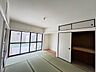 和室：【和室/1階約6帖】和室には板の間が設置されています。畳の傷みを気にせずに、箪笥など重量のある家具を配置できます。