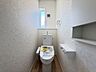 トイレ：【トイレ/2階】トイレは各階に配置されているため、来客時も気兼ねなく利用できます。
