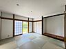 和室：【和室/約8帖】LDKに隣接しています。家事の合間に少し横になりたい時など、ホッと一息つける嬉しい間取りです。