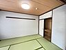 和室：【和室】押入と天袋が備わり、客用布団や季節用品などを収納できます。