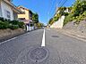 外観：道路面との高低差もなく落ち着いて車庫入れ可能です！！前面道路の幅員もしっかりあります。