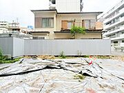 お天気が晴れの日は照明をつけなくても充分明るいリビングです！どこか落ち着きのある広々とした内装です！皆で過ごす空間が、目に浮かんでくる様な優しいリビングダイニングです！くつろいだり楽しい時間を是非！