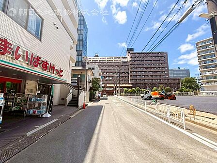 【前面道路】道路幅が広く圧迫感が御座いません。車両の出入りも苦になりません。