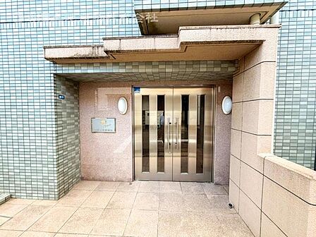 【エントランス】重厚感の溢れるエントランスはマンションの顔！帰宅時、来客時に誇れる空間を演出します！ 