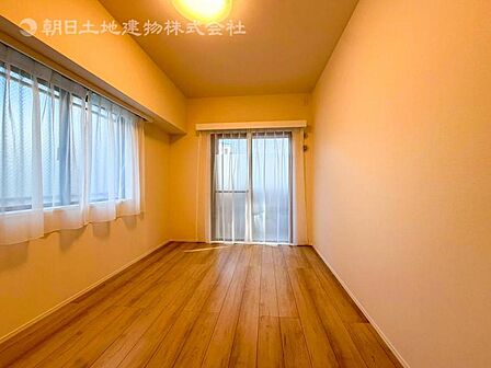穏やかな寛ぎあじわえるお部屋では有意義な時間がつくれます！大きな窓からと陽光が注がれる明るい空間！光もアクセントの一つとして。一人時間も充実したものにできるプライベートルームは日々を豊かにします！！ 