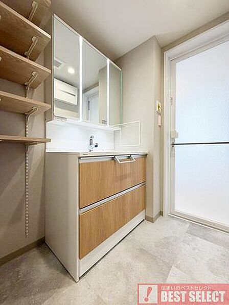 ■朝の身だしなみもしっかりとできる洗面化粧台