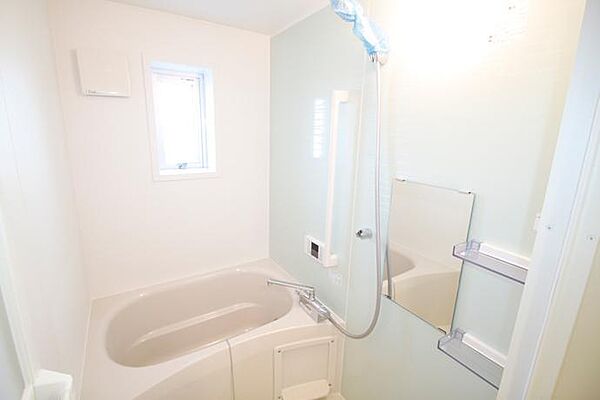 画像6:浴室は窓付きで換気にも助かります。