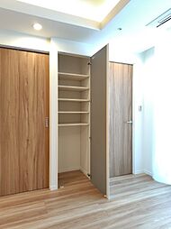 ちょっとした収納もあり、リビングをすっきりお使いいただけます。