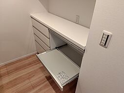 便利なカップボード付き！キッチンをすっきりお使いいただけます。