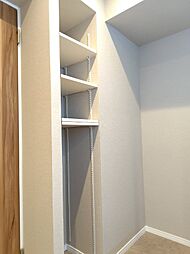 可動式棚をお好みの高さに変えられるため、パウダールームをすっきりお使いいただけます。