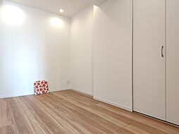 白を基調とした明るいお部屋です。趣味部屋や書斎としてもお使いいただけます。