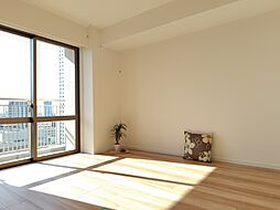 柔らかな日差しが差し込む洋室は主寝室としてもお使いいただけます。