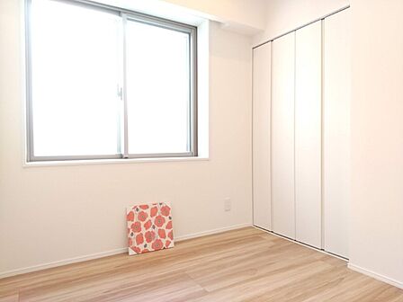 白を基調とした明るいお部屋です。趣味部屋や書斎としてもお使いいただけます。